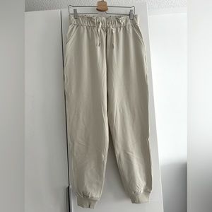 Lululemon beige pants in a size 8